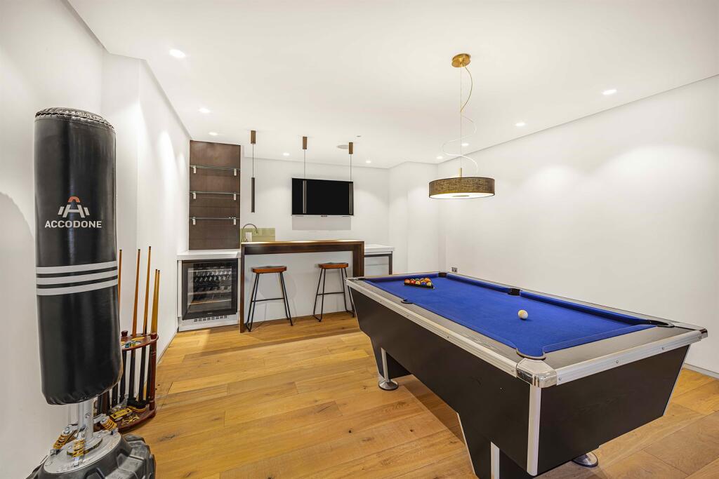 6 bedroom detached house for sale in Bowdon, Altrincham, WA14